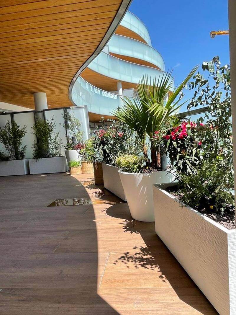 Jardinières design blanches pour un Aménagement d'une grande terrasse végétalisée à Rueil Malmaison