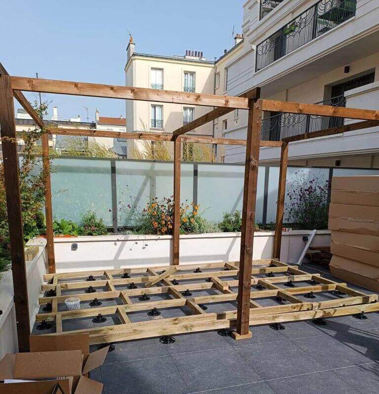 Aménagement extérieur d'une pergola sur une grande terrasse à Levallois