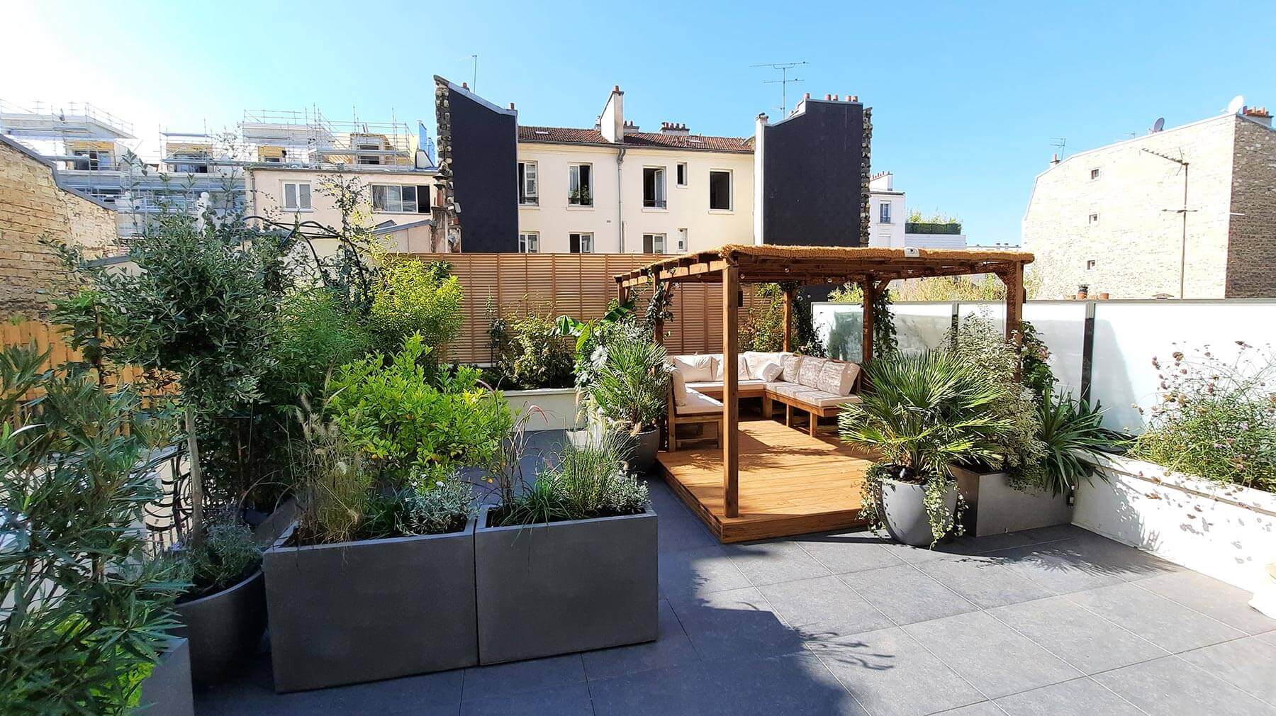 Aménagement extérieur d'une grande terrasse à Levallois avec pergola bois