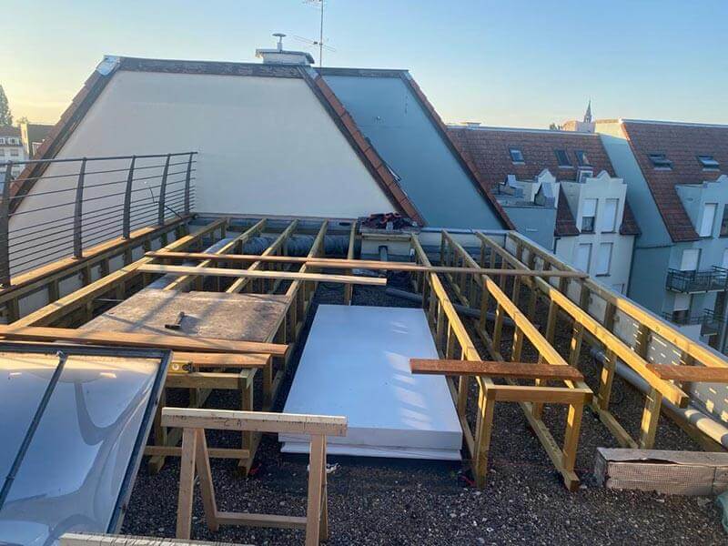 Mise en place structure bois pour futur toit terrasse à Strasbourg Neudorf