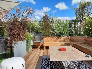 Coin banquette bois dans Aménagement de rooftop à Levallois-Perret