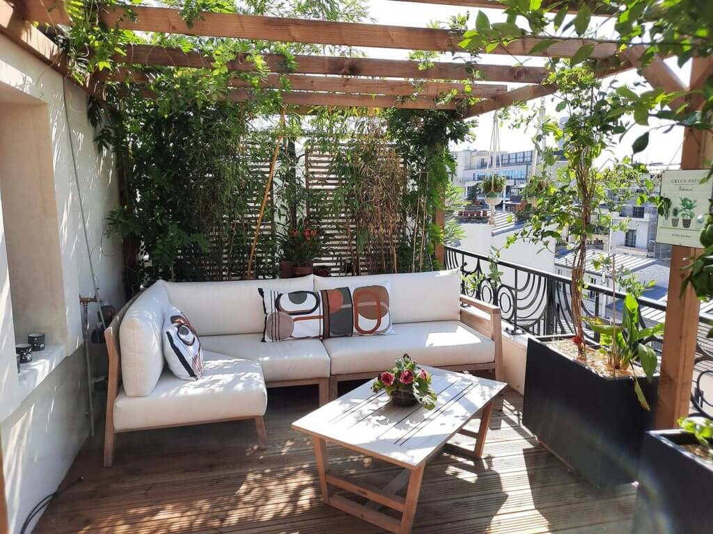 Aménagement extérieur d'un salon végétal sur une terrasse en longueur à Levallois-Perret près de Paris