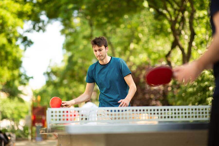 Aménagement de terrasse d'entreprise extérieure avec espace sport ping pong